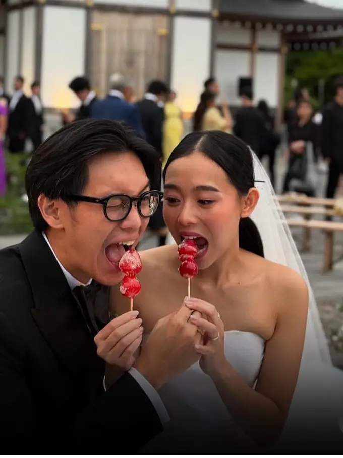 6 Potret Hangat Brandon Salim dan Dhika Himawan Kembali Gelar Acara Pernikahan di Jepang