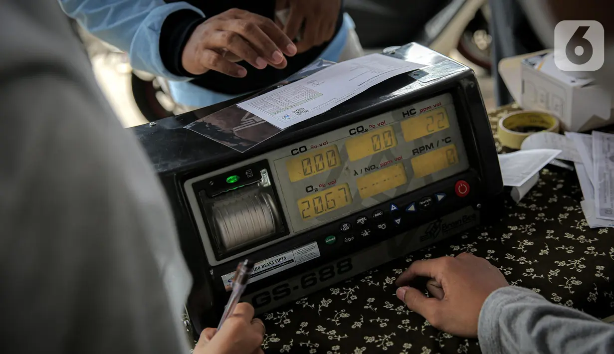 Petugas melakukan pengujian emisi gas buang kendaraan bermotor saat uji emisi gas buang kendaraan bermotor di kawasan Terminal Blok M, Jakarta, Selasa (11/10/2022). Uji emisi harus melalui syarat dan ketentuan agar kendaraan bisa dinyatakan lulus uji. (Liputan6.com/Faizal Fanani)