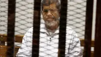 Mohammed Morsi dalam persidangan pada 8 Mei 2014. (AP)
