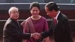 Presiden India Pranab Mukherjee (kiri) menyambut kedatangan Presiden Joko Widodo (Jokowi) didampingi Ibu Negara RI, Iriana Joko Widodo setibanya di Istana Rashtrapati Bhavan, New Delhi, Senin (12/12). (REUTERS/Adnan Abidi)