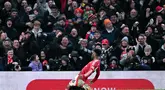 Amad Diallo keluar sebagai penyelamat sekaligus pahlawan setelah berhasil membawa Manchester United (MU) comeback atas Southampton dengan skor 3-1 dalam laga pekan 21 Premier League di Old Trafford, Jumat (17/1/2025). (AFP/Oli Scarff)