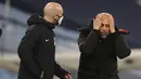 Pelatih Manchester City, Pep Guardiola, berbicara kepada ofisial wasit saat pertandingan melawan West Brom pada laga lanjutan Liga Inggris di Etihad Stadium, Rabu (16/12/2020). Pep Guardiola melakukan protes karena durasi injury time yang dianggap sedikit. (AFP/ Martin Rickett/pool)