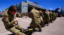 Semangat anggota Royal Australian Air Force menarik sebuah pesawat Hercules C-130J saat mengikuti lomba ketangkasan di Pangkalan Udara Richmond, Sydney (24/11). Lomba ini sebagai kegiatan melatih ketangkasan sekaligus kebersamaan. (REUTERS/David Gray)
