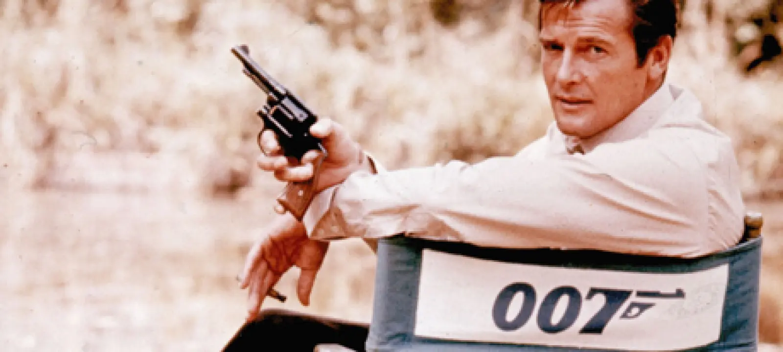 Roger Moore di lokasi syuting film James Bond pada tahun 1972.