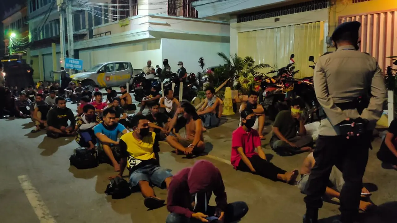 Ratusan pelanggar aturan PSBB diangkut polisi (Fauzan)