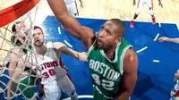 Al Horford (42) melakukan aksi putback yang memastikan kemenangan dramatis Boston Celtics atas tuan rumah Detroit Pistons, Sabtu (19/11/2016). (NBA)