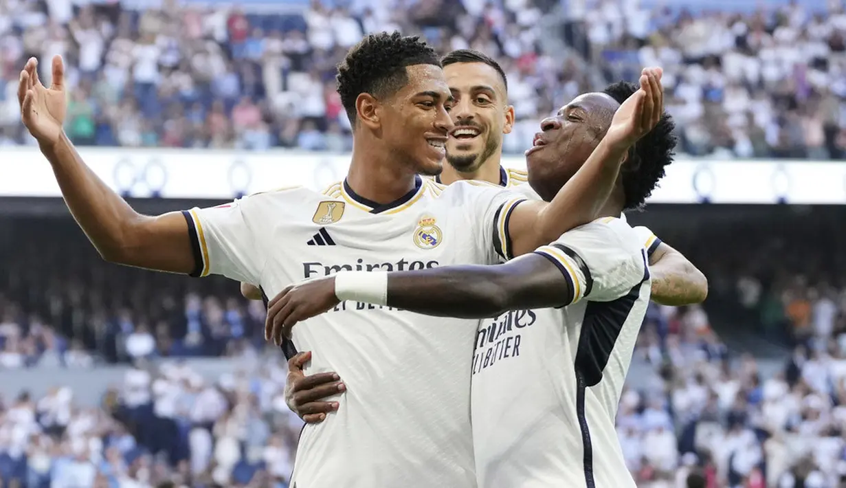 Pemain Real Madrid, Jude Bellingham, melakukan selebrasi bersama rekannya setelah mencetak gol ke gawang Osasuna pada laga pekan ke-9 La Liga 2023/2024 di Stadion Santiago Bernabeu, Sabtu, (7/10/2023). Hasil ini membuat Real Madrid kokoh di puncak klasemen La Liga dengan 24 poin dari sembilan laga yang dimainkan. (AP Photo/Jose Breton)