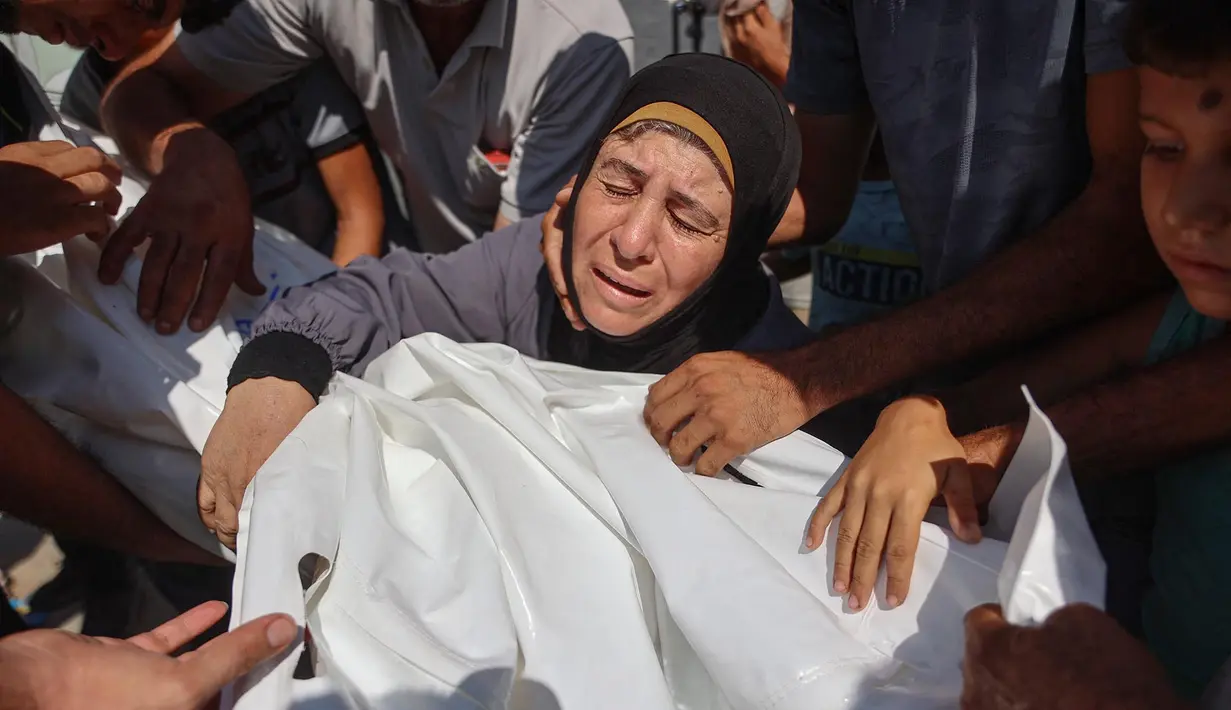 Para pelayat menghadiri pemakaman penduduk Palestina nan tewas akibat serangan tentara Israel di pelabuhan Kota Gaza pada hari sebelumnya, di Kota Gaza, Rabu,19 Agustus 2026. (AFP/ Omar Al-Qattaa)