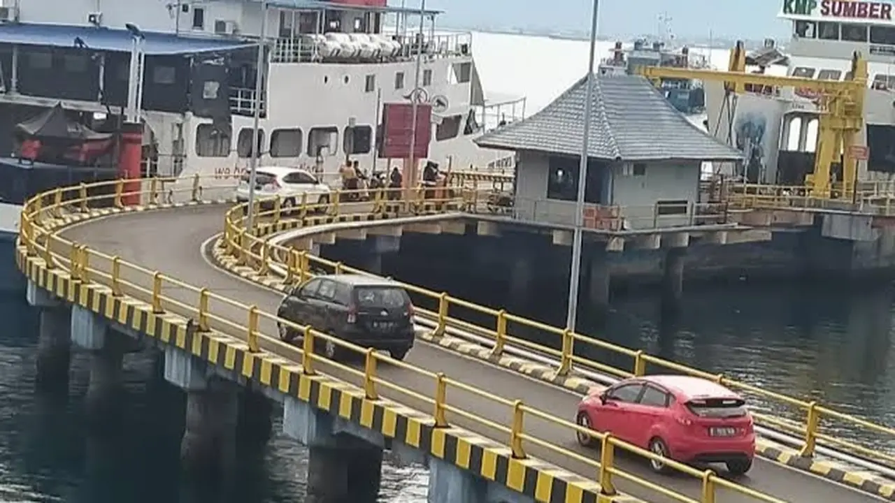 Aktivitas bongkar muat di Pelabuhan ASDP Ketapang (Istimewa)
