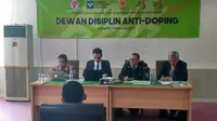 Dewan Disiplin Anti Doping menggelar sidang perdana terhadap atlet yang diduga terindikasi menggunakan zat doping pada PON XIX dan PEPARNAS XV di Jawa Barat 2016, Senin (13/2/2017). (dok. Kemenpora)