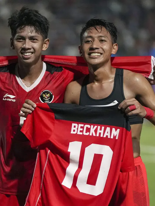<p>Pemain Timnas Indonesia U-22, Beckham Putra (kanan) dan Ananda Raehan berpose saat merayakan kemenangan pada laga final sepak bola SEA Games 2023 melawan Thailand di Olympic Stadium, Phnom Penh, Kamboja, Selasa (16/05/2023). Skuad Garuda Nusantara menang dengan skor 5-2. (AP Photo/Tatan Syuflana)</p>