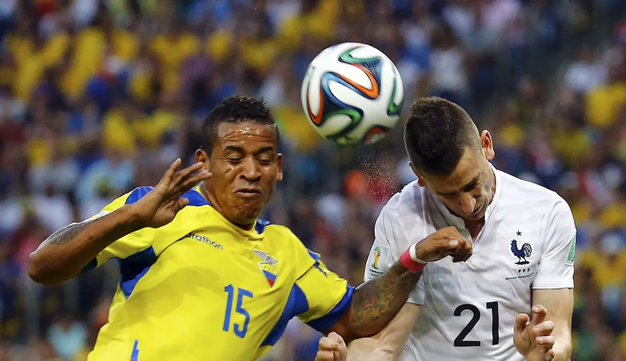 Pemain belakang Perancis, Laurent Koscielny (kanan), berebut bola atas dengan gelandang serang Ekuador, Michael Arroyo, di laga penyisihan Piala Dunia 2014 Grup E di Stadion Maracana, Rio de Janeiro, (26/6/2014). (REUTERS/Kai Pfaffenbach)