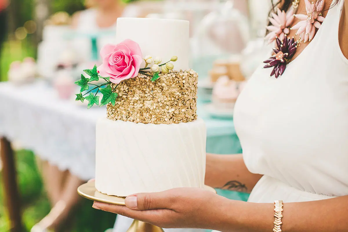 Bingung memilih seperti apa kue pengantin yang tepat di hari pernikahan nanti? Simak tipsnya berikut ini. (Foto: Bridestory.com)
