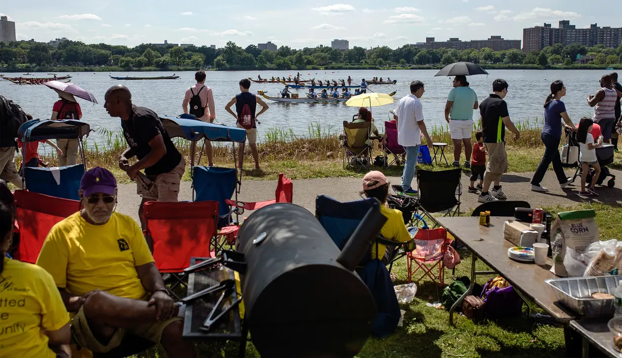 Suasana tempat para anggota tim berkumpul selama Festival Perahu Naga Hong Kong di Queens, New York, Minggu (13/8). Perahu yang disediakan sudah disetujui oleh Federasi Perahu Naga Internasional sebagai standar perlombaan dayung. (AP/Andres Kudacki)