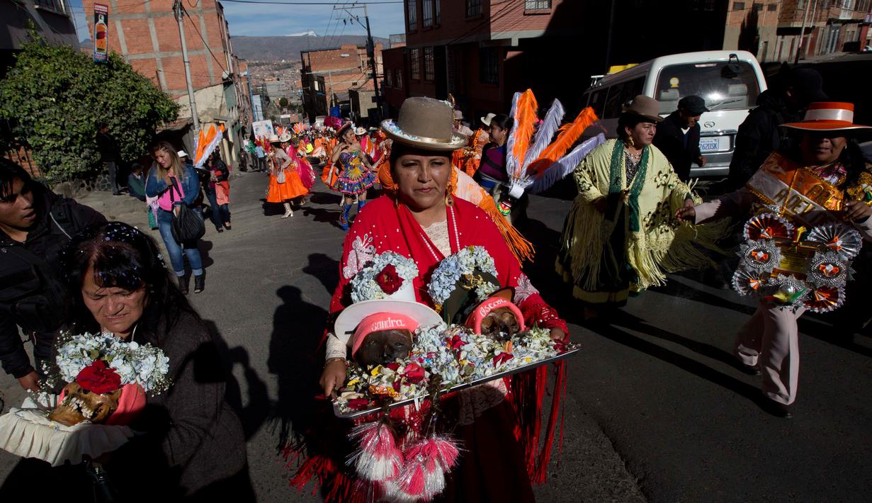 Sejumlah wanita membawa tengkorak manusia yang dihias selama Festival Natitas di La Paz, Bolivia (8/11). Ritual ini digelar seminggu setelah Hari Mati di Bolivia. (AP Photo/Juan Karita)