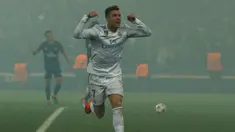 Bintang Real Madrid, Cristiano Ronaldo, merayakan gol yang dicetaknya ke gawang PSG pada laga Liga Champions di Stadion Parc des Princes, Paris, Selasa (6/3/2018). Madrid berhasil lolos ke delapan besar. (AFP/Geoffroy Van Der Hasselt)