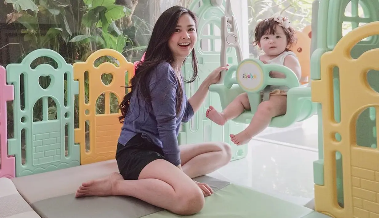Jarang muncul di layar kaca, Franda kini memilih fokus untuk mengurus anak semata wayangnya. Franda dan Samuel Zylgwyn menikah pada 8 Agustus 2016. Kini kebahagian keduanya semakin lengkap dengan kehadiran putri cantik mereka yang bernama Zylvechia Ecclesie Heckenbücker.(Liputan6.com/IG/@frandaaa87)