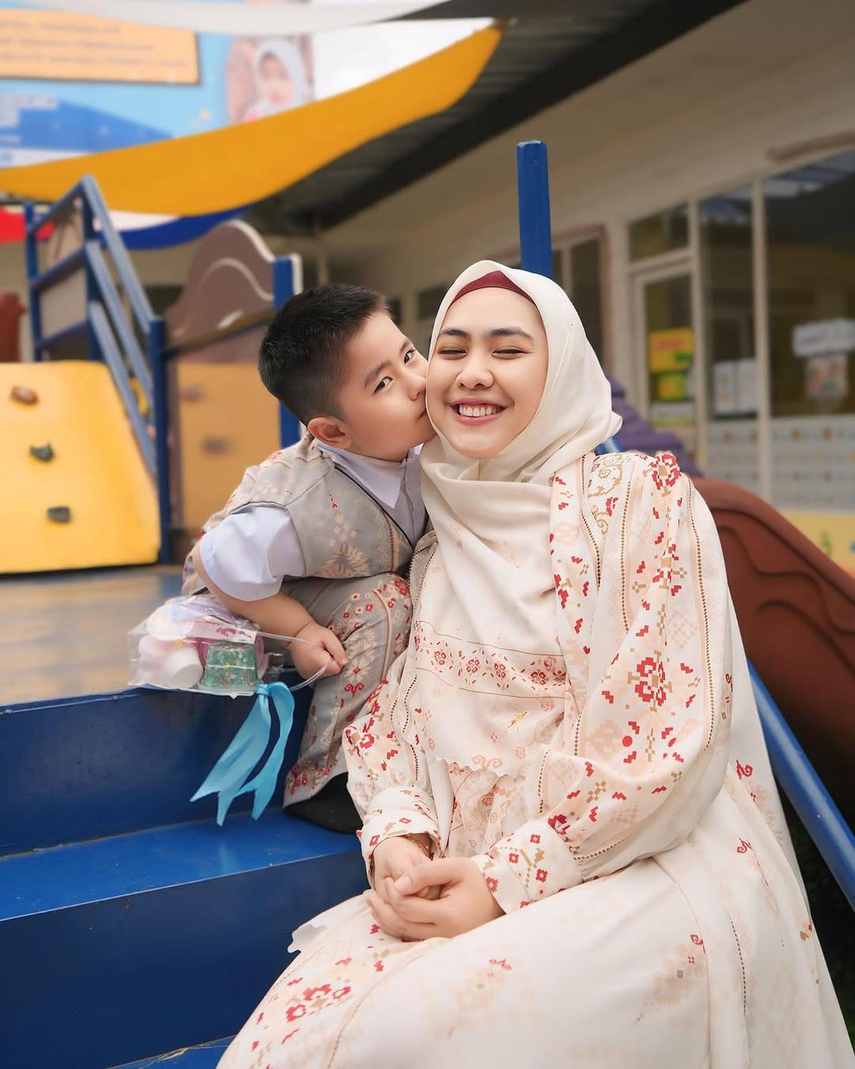 Potret Sulaiman Anak Oki Setiana Dewi Kembali Sekolah di Indonesia Setelah Pulang dari Mesir, Ceria dengan Teman-teman