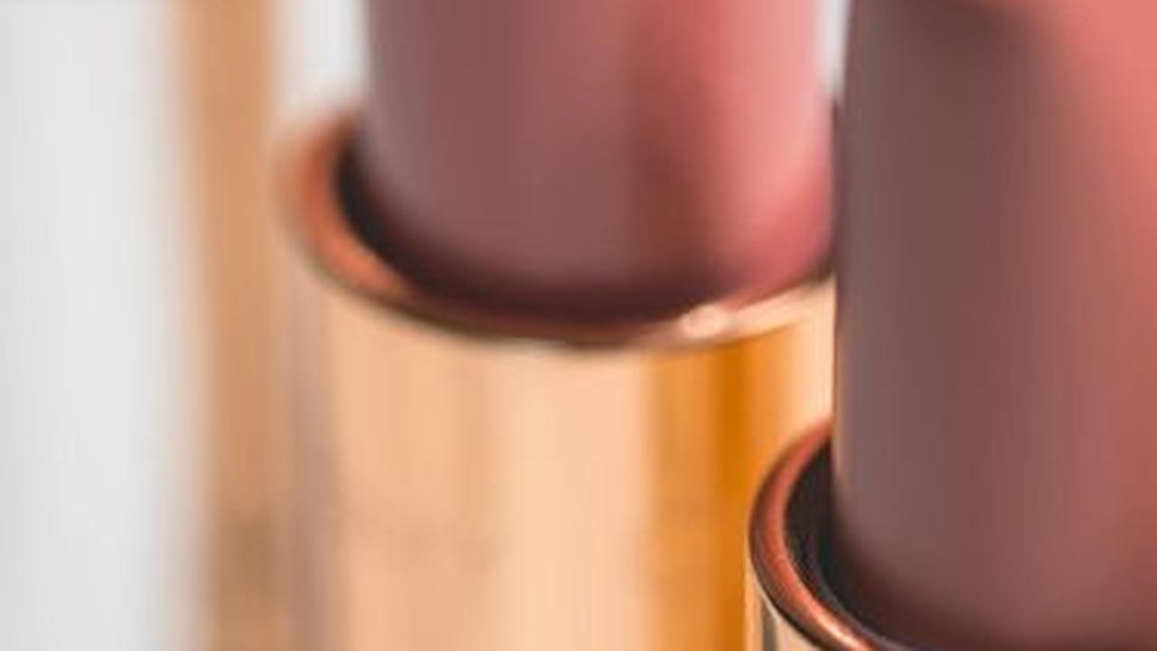 <b>Lipstik dengan Warna Nude </b>