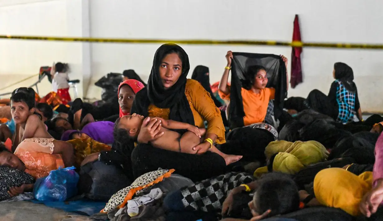 Sebanyak 137 pengungsi Rohingya yang ditolak di sejumlah lokasi penampungan di Aceh Besar, kini di tampung di Balai Meuseuraya milik Pemerintah Provinsi di Banda Aceh. (CHAIDEER MAHYUDDIN/AFP)