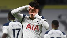 Striker Tottenham Hotspur, Son Heung-Min, merayakan gol pertama Tottenham ke gawang Manchester City dalam laga lanjutan Liga Inggris pekan ke-9 di Tottenham Hotspur Stadium, London, Minggu (22/11/2020) dini hari WIB. Tottenham menang 2-0 atas City. (AFP/Neil Hall/Pool)