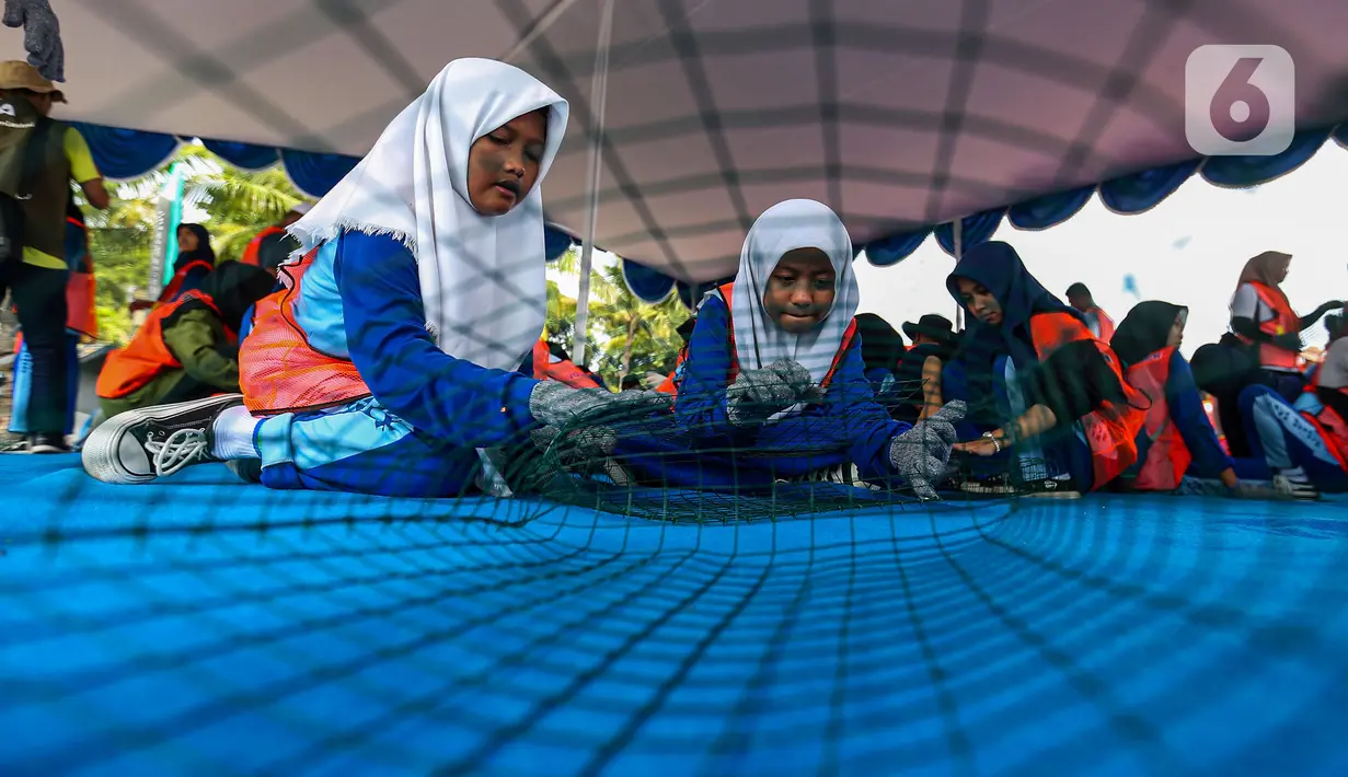 Relawan pecinta lingkungan dan siswa Sekolah Rakyat Ancol membuat kerang hijau dalam acara Amazing Earth Race di Taman Impian Jaya Ancol, Jakarta, Minggu (28 April 2024).  (Liputan6.com/Angga Yuniar)