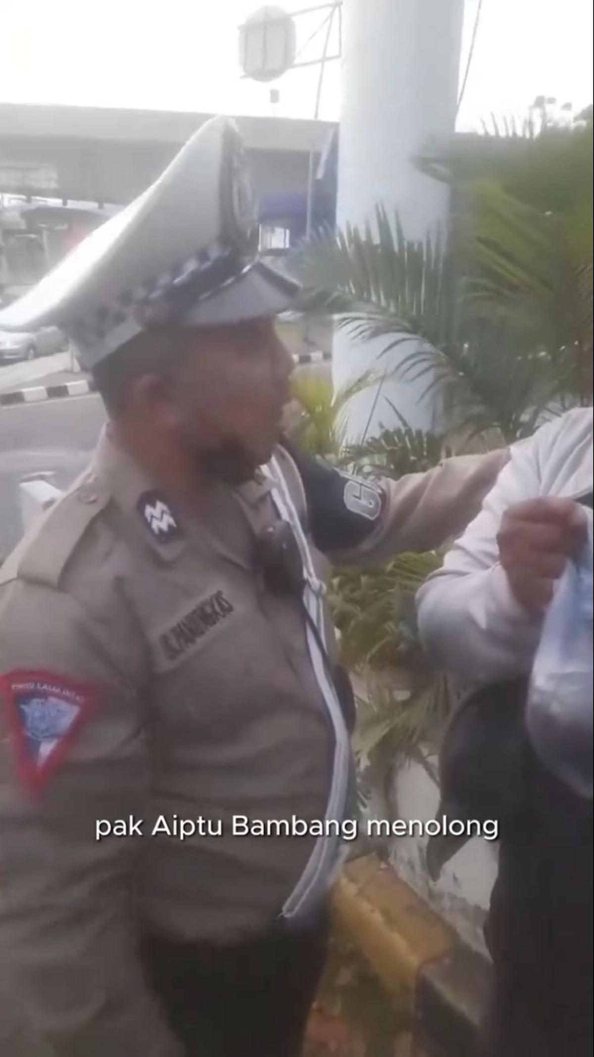 Momen Polisi Bantu Pengendara Motor yang Tiba-tiba Pingsan di Jalan Ini Viral, Tuai Pujian
