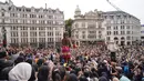 Boneka raksasa Little Amal disambut ratusan warga saat tiba di kota London, Inggris, Sabtu (23/10/2021). Little Amal merupakan bagian dari proyek 'The Walk', sebuah inisiatif seni. (AP Photo/Alberto Pezzali)