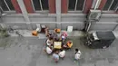 Suasana sekelompok pria bermain kartu di trotoar di luar gedung apartemen di Beijing, (10/8). Yang populer di banyak negara misalnya poker, canasta, blackjack, casino, solitaire, bridge, dengan jumlah pemain yang bisa berbeda-beda. (AFP Photo/Greg Baker)