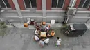 Suasana sekelompok pria bermain kartu di trotoar di luar gedung apartemen di Beijing, (10/8). Yang populer di banyak negara misalnya poker, canasta, blackjack, casino, solitaire, bridge, dengan jumlah pemain yang bisa berbeda-beda. (AFP Photo/Greg Baker)
