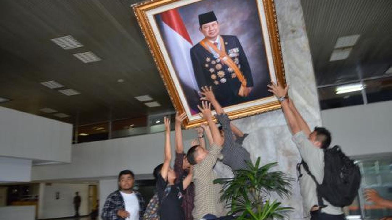 Saat mahasiswa turunkan foto SBY 
