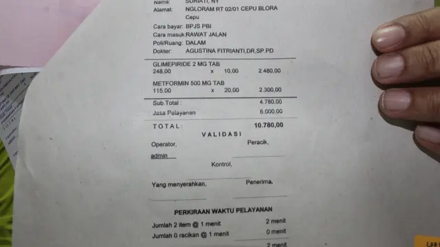Direktur RSUD dr R Soetijono Blora, Nugroho Adiwarso saat menunjukkan struk 'Pelayanan Kefarmasian' sebelum dirubah oleh Vendor menjadi tertulis 'Jasa Pelayanan' (Foto: Liputan6.com/ Ahmad Adirin)
