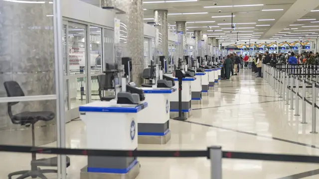 Berbagai Bandara di AS Dilanda Antrean Panjang Penumpang, Donald Trump Ancam Kerahkan Agen ICE