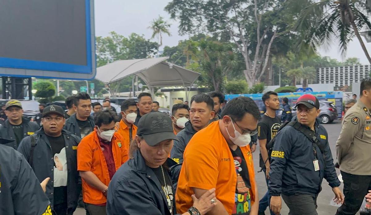 Potret Pegawai Komdigi Berbaju Tahanan Dikawal Jacklyn Chopper penggeledahan kasus judi online