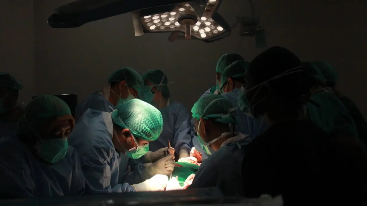 Operasi pasien kanker dalam kegiatan baksos Peraboi di RSUP Prof Kandou Manado, Selasa (8/2/2022).
