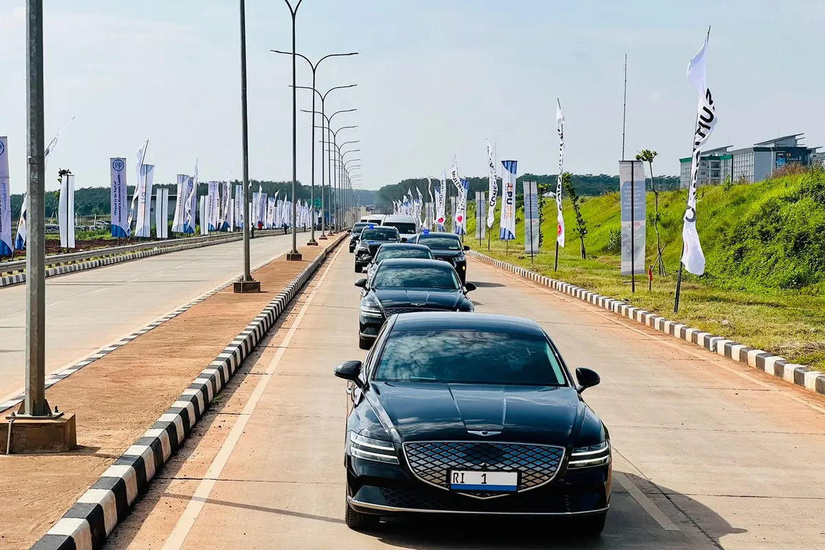 Presiden Joko Widodo (Jokowi) menjajal mobil listrik Genesis