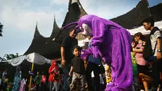 Libur Lebaran dimanfaatkan warga untuk mendatangi tempat hiburan, sejumlah tempat hiburan pun dikunjungi ribuan warga yang ingin mengisi waktu liburnya bersama keluarga.