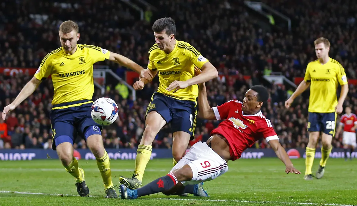 Penyerang Manchester United, Anthony Martial menekel pemain Middlesbrough, Daniel Ayala pada laga Piala Liga Inggris di Stadion Old Trafford, Inggris, Rabu (28/10/2015). (Reuters/Darren Staples)