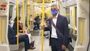 Wali Kota Sadiq Khan mengenakan masker saat naik kereta Circle Line untuk mengunjungi Museum Transportasi London, di London, Rabu (13/7/2021). Penggunaan masker akan tetap diwajibkan di transportasi publik di London meskipun Inggris melonggarkan pembatasan Covid-19. (Kirsty O'Connor/PA via AP)