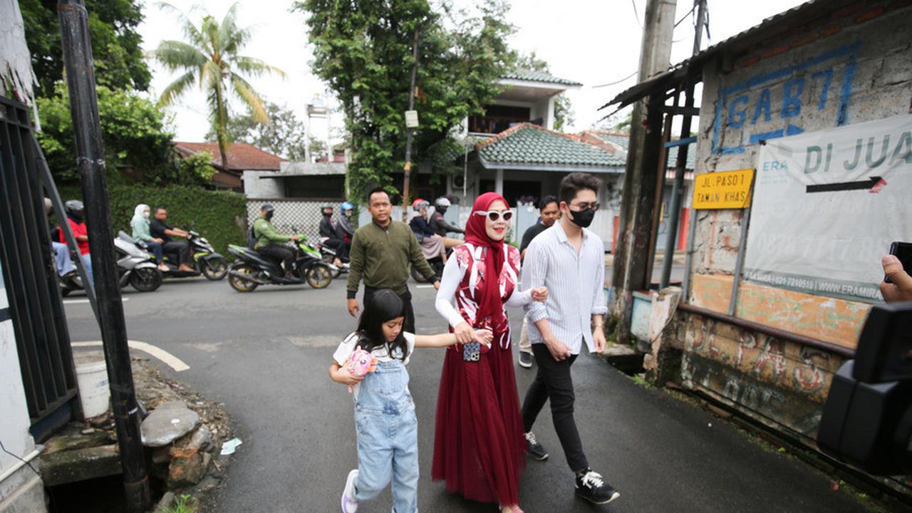 Vibe-nya Ibu-Ibu Sosialita, 8 Foto Venna Melinda dan Athalla Naufal Bareng ke TPS Buat Coblos
