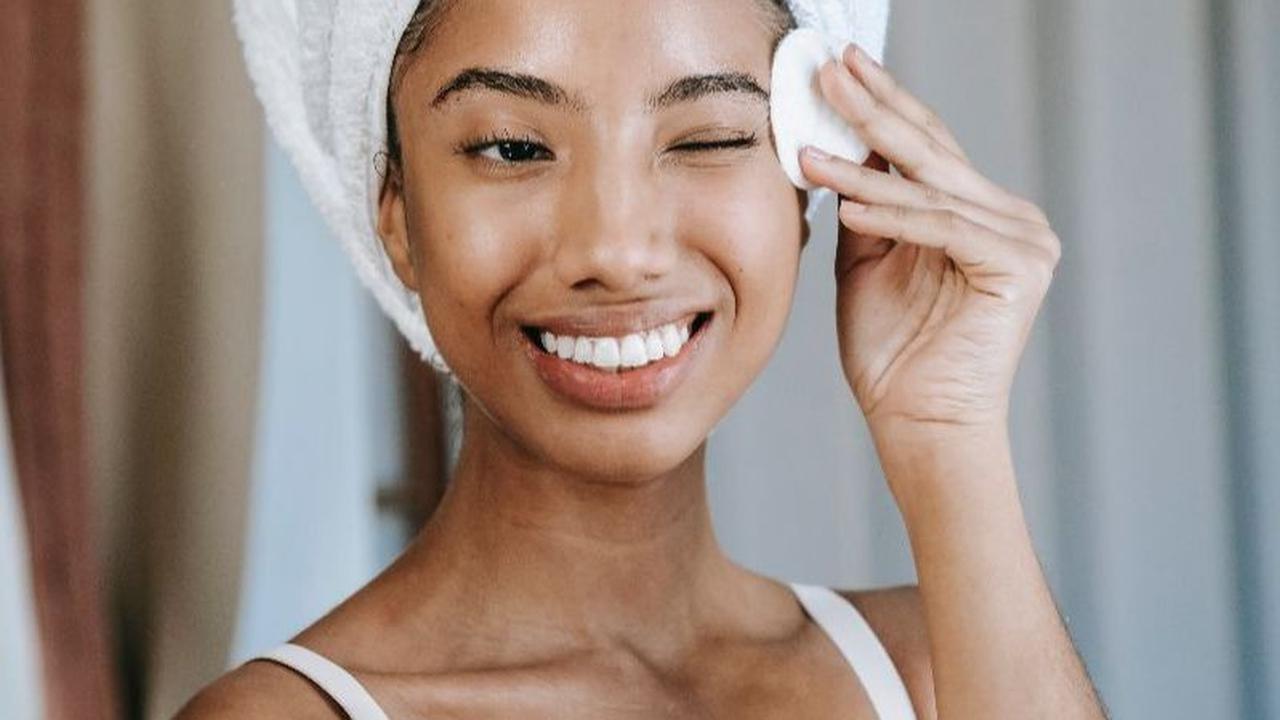 Namun, di usia 30 tahun ke atas, pentingnya penggunaan cleanser menjadi semakin menonjol karena kulit kita cenderung lebih rentan dan penting untuk menyeimbangkan pH kulit.