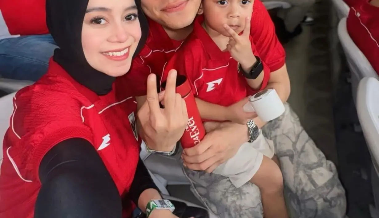 <p>Tak ketinggalan keluarga kecil Lesti Kejora yang juga mengenakan jersey timnas kebanggan warna merah [@lestikejora].</p>