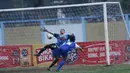 Pemain UPI, Asep, saat membobol gawang Unpad pada laga Torabika Campus Cup 2017 di Gor Jati Padjajaran, Jatinangor, Rabu (27/9/2017). Unpad Takluk 3-2 lewat adu penalti dari UPI. (Bola.com/M Iqbal Ichsan)