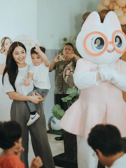 Nikita Willy menggendong sang putra tampil cantik simple mengenakan kaus putih lengan pendek dan celana panjang abu-abu. [Foto: Instagram/nikitawillyofficial94]