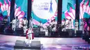 Penampilan Rhoma Irama bersama Soneta dalam malam puncak Puteri Muslimah Asia 2018 di Jakarta, Senin (7/5). Rhoma Irama membawakan lagu berjudul ‘Modern’ dan ‘Kerudung Putih'. (Liputan6.com/Faizal Fanani)