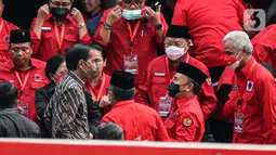 Presiden Joko Widodo atau Jokowi (depan kiri) berbincang dengan sejumlah kader usai hadir dalam pemembuka Rakernas II PDIP di Jakarta, Selasa (21/6/2022). Rakernas PDIP kali ini mengusung tema "Desa Kuat, Indonesia Maju dan Berdaulat".  (Liputan6.com/Faizal Fanani)