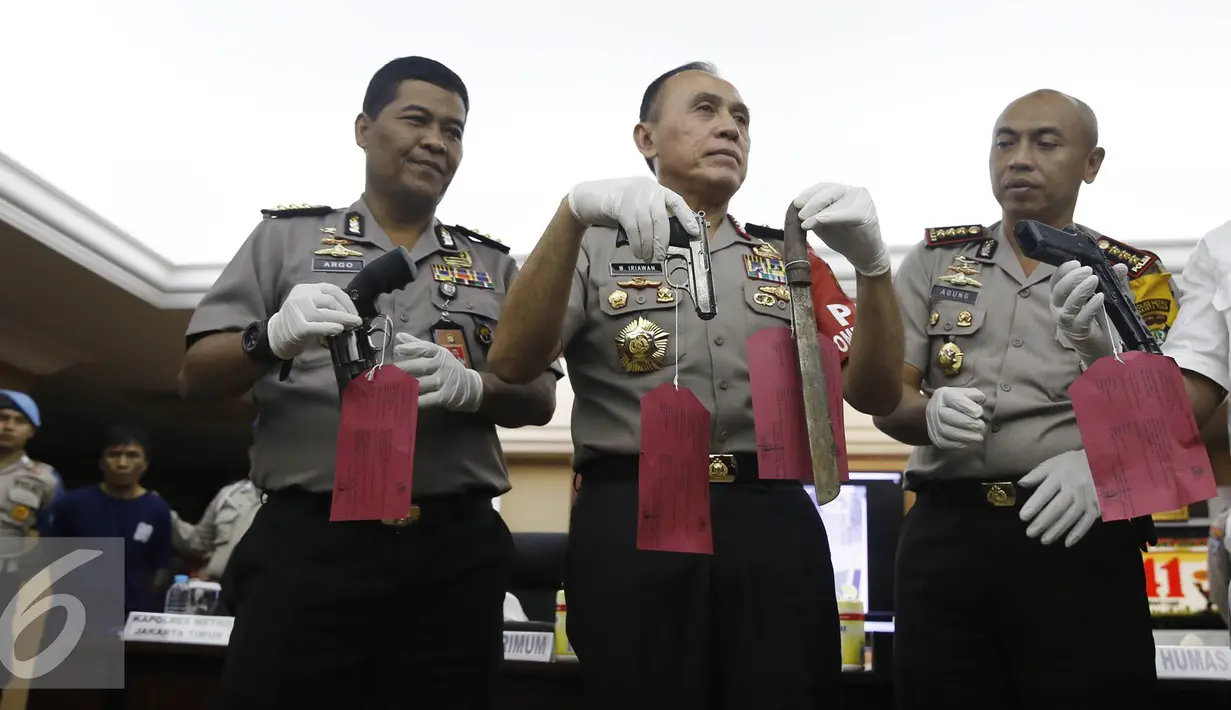Kapolda Metro Jaya Irjen Pol M Iriawan menunjukkan barang bukti saat rilis di Polda Metro Jaya, Jakarta, Kamis (5/1). Dalam perampokan yang disertai penyekapan itu, 6 orang tewas akibat kehabisan oksigen. (Liputan6.com)
