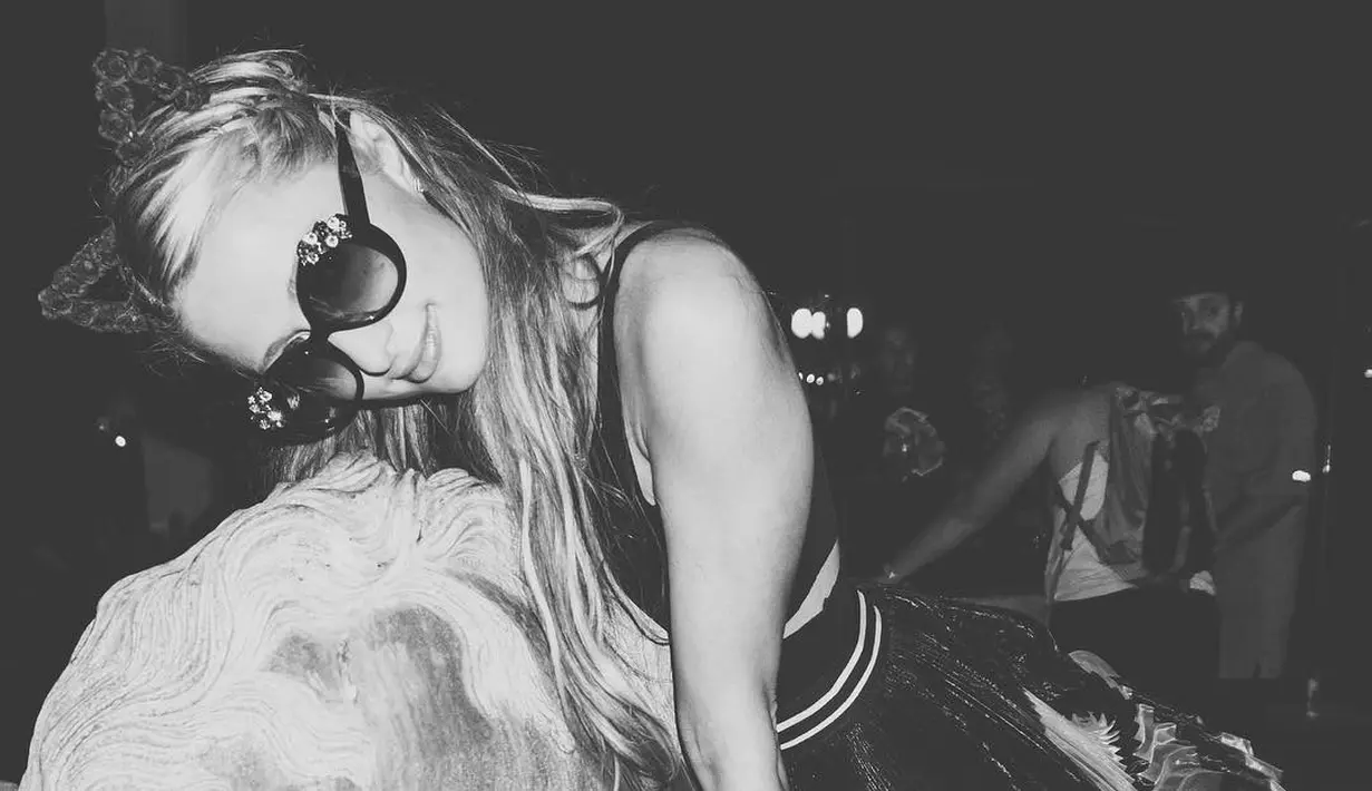 Bahkan DJ tersebut pun mengaku merasa bahagia bisa menikmati waktu sebelum sosial media hadir di masyarakat. (instagram/parishilton)