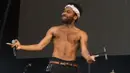 Childish Gambino tampil topless di main stage (via digital.co.uk)