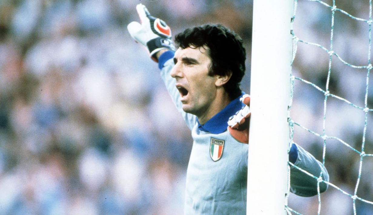 Dino Zoff. Kiper legendaris Italia ini berusia 38 tahun, 3 bulan dan 24 hari saat menghadapi Republik Ceko di Euro 1980, 21 Juni 1980. Ia memutuskan pensiun pada tahun 1983 dan telah mencatatkan 112 caps bersama Timnas Italia sepanjang kariernya. (FIFA.com)